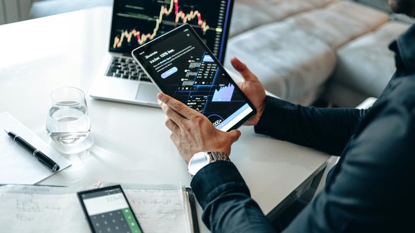 What features make a smartphone ideal for streaming movies and shows?